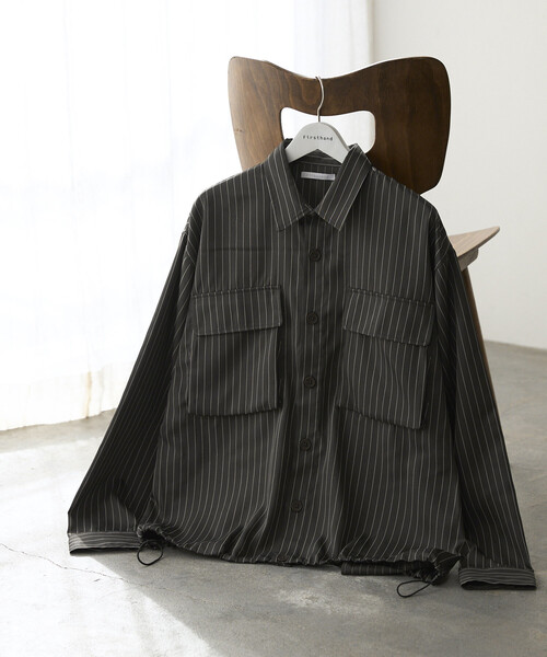 Firsthand(ファーストハンド)の「Firsthand/ファーストハンド スピンドル ストライプ シャツ ジャケット / セットアップ対応(シャツ/ブラウス・メンズ・チャコールグレー/グレー/ベージュ/ブラック・MEDIUM/LARGE)」の2枚目の写真