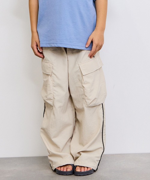 NAVY(ネイビー)の「NAVY サイドパイピング ナイロンカーゴパンツ(カーゴパンツ・キッズ・サックスブルー/カーキ/アイボリー/ブラック・120cm/160cm/150cm/140cm/130cm)」の1枚目の写真