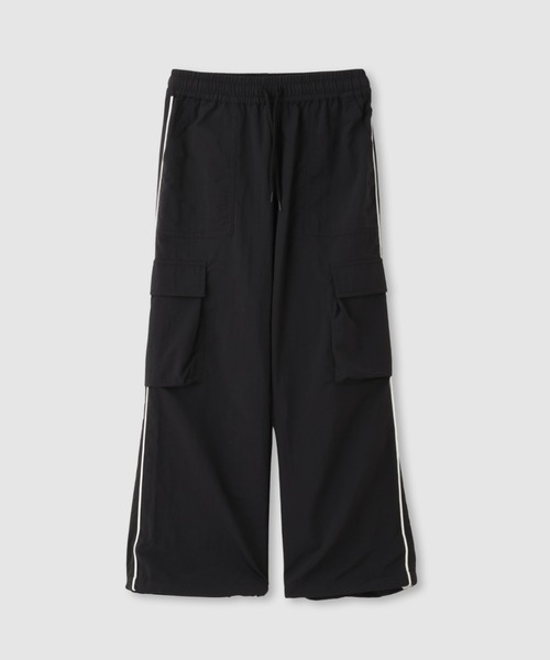 NAVY(ネイビー)の「NAVY サイドパイピング ナイロンカーゴパンツ(カーゴパンツ・キッズ・サックスブルー/カーキ/アイボリー/ブラック・120cm/160cm/150cm/140cm/130cm)」の2枚目の写真