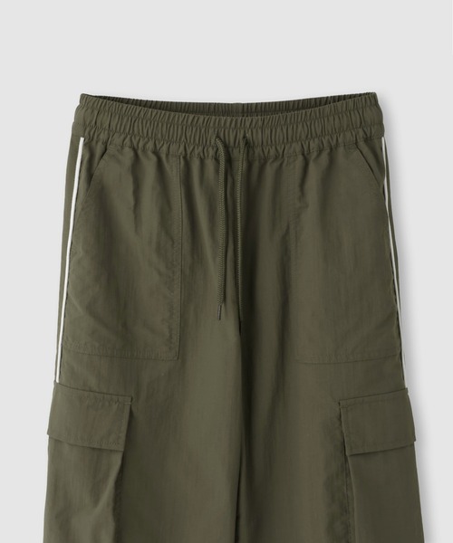 NAVY(ネイビー)の「NAVY サイドパイピング ナイロンカーゴパンツ(カーゴパンツ・キッズ・サックスブルー/カーキ/アイボリー/ブラック・120cm/160cm/150cm/140cm/130cm)」の6枚目の写真