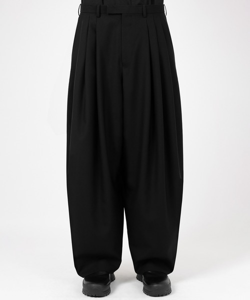 LAD MUSICIAN（ラッドミュージシャン）の「WOOL GABARDINE 3TUCK WIDE PANTS（スラックス・メンズ・ブラック・44/42）」の2枚目の写真