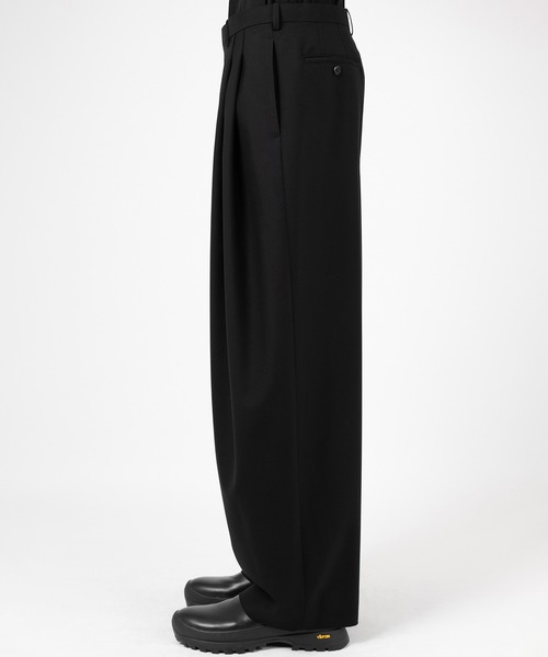 LAD MUSICIAN（ラッドミュージシャン）の「WOOL GABARDINE 3TUCK WIDE PANTS（スラックス・メンズ・ブラック・44/42）」の3枚目の写真