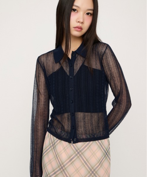 SLY(スライ)の「SHEER CABLE KNIT COMPACT SH シアーケーブルニットコンパクトシャツ 春服 夏服(シャツ/ブラウス・レディース・オフホワイト/ライトイエロー/ネイビー・FREE)」の2枚目の写真