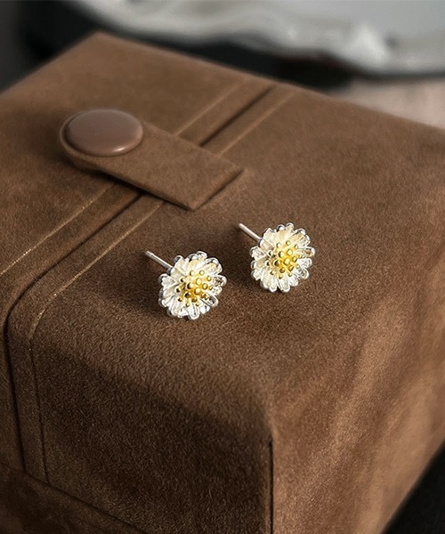 WARAIJOGO(ワライジョウゴ)の「EK564/デイジーフラワーペアピアス/両耳用/メンズ(NEZ)(ピアス(両耳用)・メンズ・シルバー・FREE)」の4枚目の写真