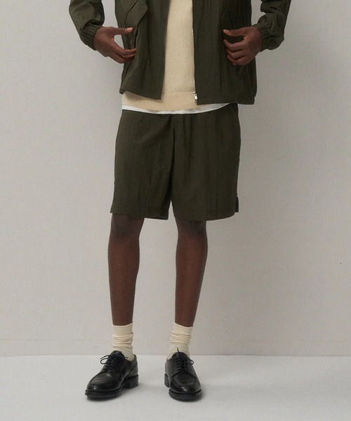 ATON（エイトン）の「【ATON / エイトン】MAT AIRLY NYLON WIDE SHORTS（その他パンツ・メンズ・ブラック/カーキ・2/4）」の3枚目の写真