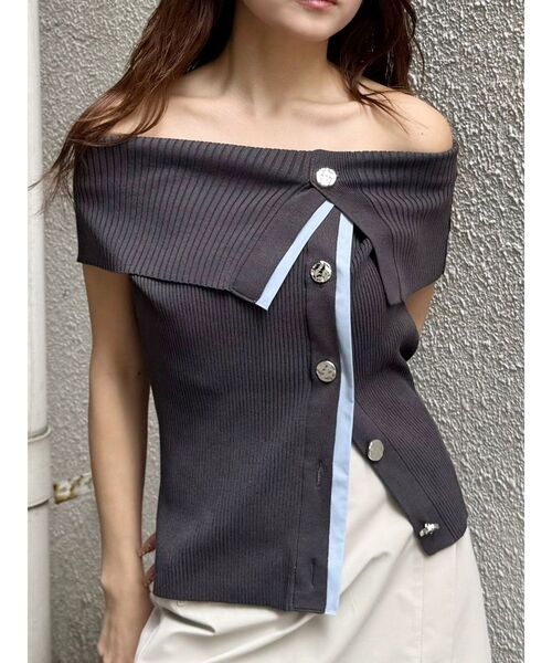 MURUA（ムルーア）の「レイヤードライクオフショルダーニット（ニット/セーター・レディース・グレー/アイボリー/レッド・FREE）」の2枚目の写真