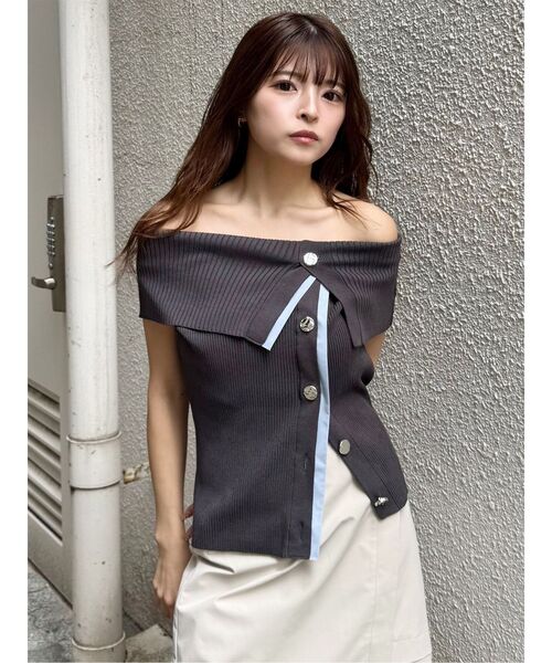 MURUA（ムルーア）の「レイヤードライクオフショルダーニット（ニット/セーター・レディース・グレー/アイボリー/レッド・FREE）」の4枚目の写真