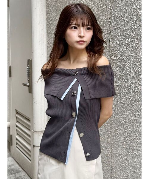 MURUA（ムルーア）の「レイヤードライクオフショルダーニット（ニット/セーター・レディース・グレー/アイボリー/レッド・FREE）」の5枚目の写真