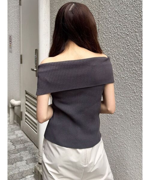 MURUA（ムルーア）の「レイヤードライクオフショルダーニット（ニット/セーター・レディース・グレー/アイボリー/レッド・FREE）」の6枚目の写真