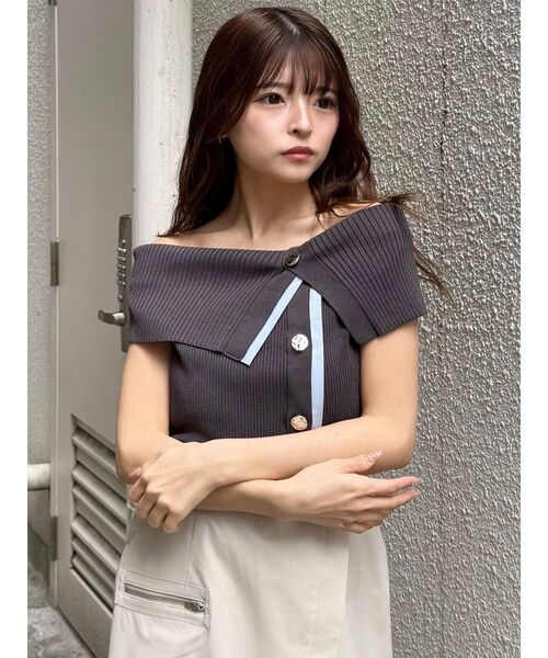 MURUA（ムルーア）の「レイヤードライクオフショルダーニット（ニット/セーター・レディース・グレー/アイボリー/レッド・FREE）」の9枚目の写真