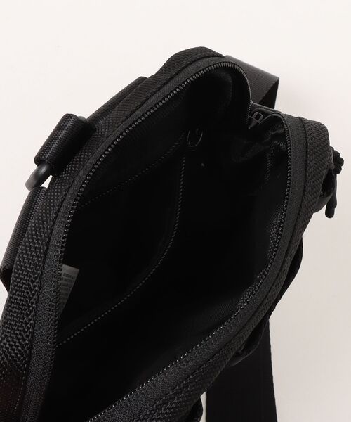 NAUGHTIAM（ノーティアム）の「【Carhartt WIP / カーハートダブリューアイピー】PRESCOTT SHOULDER POUCH（ショルダーバッグ・メンズ・ブラック・FREE）」の2枚目の写真
