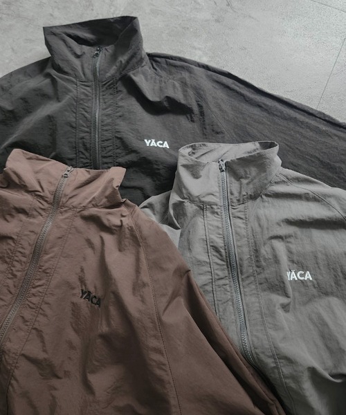 YACA(ヤーカ)の「Nylon Logo Track Jacket/ナイロンロゴトラックジャケット【unisex item】(ナイロンジャケット・レディース・ブラック/グレー/ブラウン・FREE)」の4枚目の写真