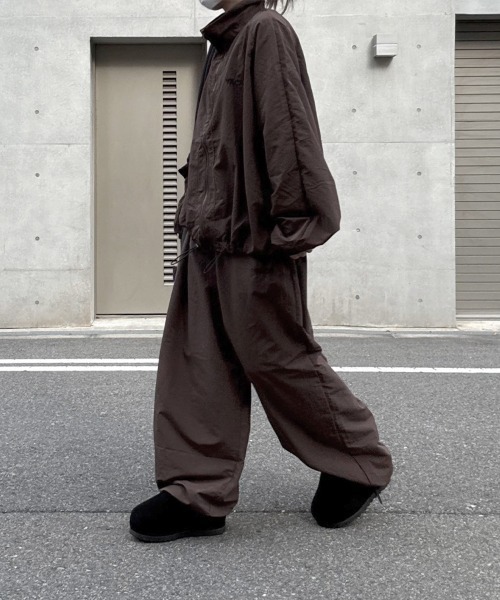 YACA(ヤーカ)の「Nylon Logo Track Jacket/ナイロンロゴトラックジャケット【unisex item】(ナイロンジャケット・レディース・ブラック/グレー/ブラウン・FREE)」の19枚目の写真