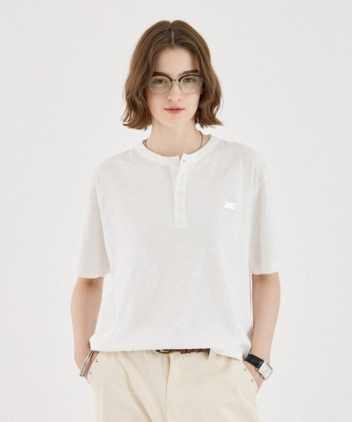 ONCILY（オンシェリー）の「HEART BUTTON SLUB HENLEY TEE / ハートボタン スラブヘンリーネックTEE（Tシャツ/カットソー・メンズ・アイボリー/オフホワイト/ネイビー/ブラック/ボルドー/ブルー・MEDIUM/LARGE/SMALL）」の2枚目の写真