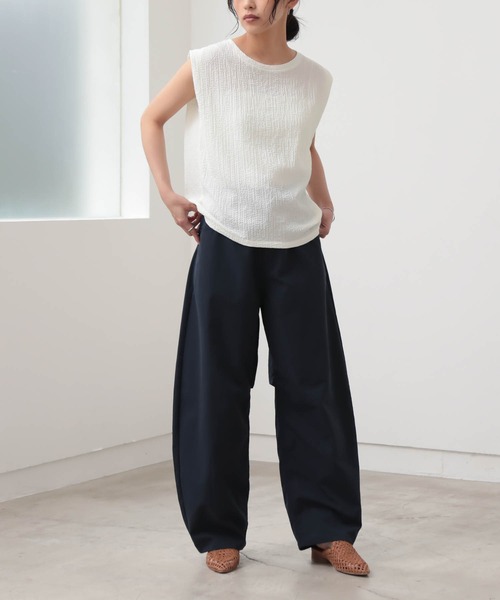 for/c（フォーシー）の「シャーリングノースリーブトップス【サスティナブル】（シャツ/ブラウス・レディース・ブラウン/オフホワイト/ブラック・L/M）」の9枚目の写真