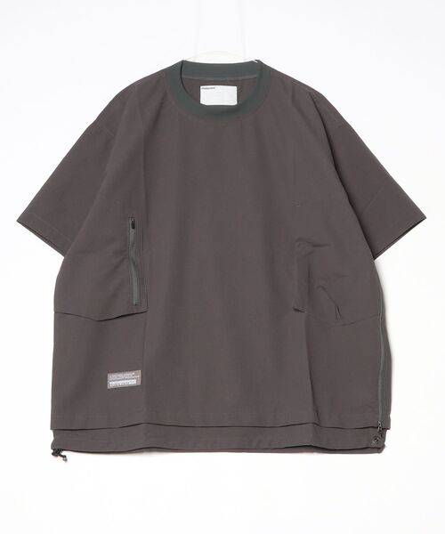 POLIQUANT(ポリクアント)の「【POLIQUANT】別注 THE DEFORMED S/S PULLOVER WITH UTILITY POCKETS(Tシャツ/カットソー・メンズ・ダークグレー・2)」の1枚目の写真