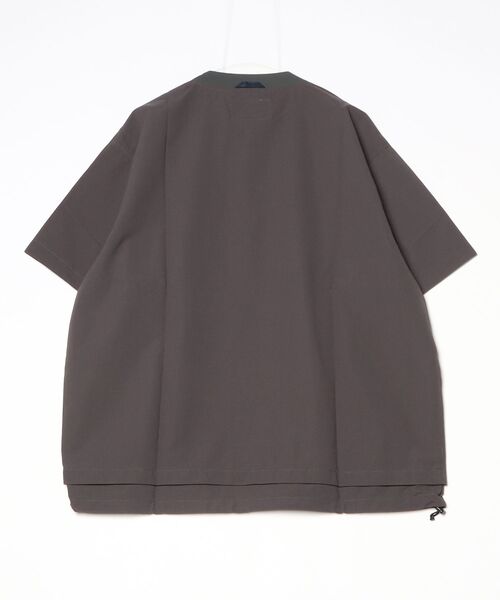 POLIQUANT(ポリクアント)の「【POLIQUANT】別注 THE DEFORMED S/S PULLOVER WITH UTILITY POCKETS(Tシャツ/カットソー・メンズ・ダークグレー・2)」の2枚目の写真
