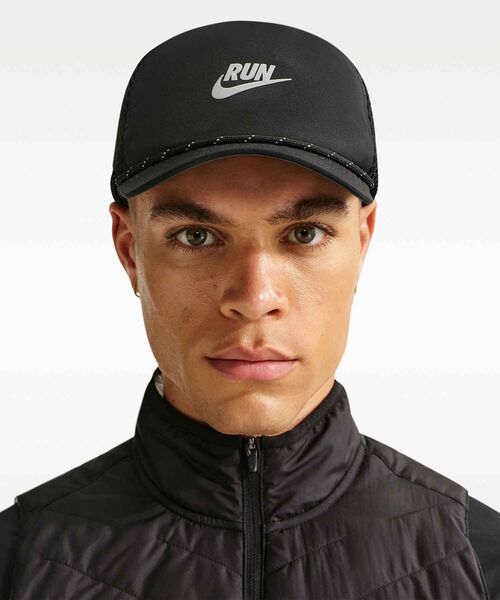 NIKE(ナイキ)の「ナイキ プロ Dri-FIT アンストラクチャード スウッシュ ラン キャップ / Nike Pro Dri-FIT Unstructured Swoosh Run Cap IO8269-010 Black(キャップ・メンズ・ブラック・L/XL/S/M/M/L)」の1枚目の写真