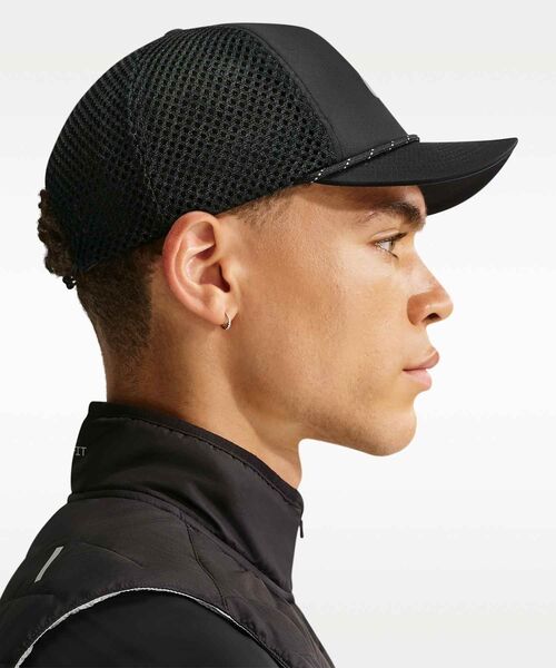 NIKE(ナイキ)の「ナイキ プロ Dri-FIT アンストラクチャード スウッシュ ラン キャップ / Nike Pro Dri-FIT Unstructured Swoosh Run Cap IO8269-010 Black(キャップ・メンズ・ブラック・L/XL/S/M/M/L)」の2枚目の写真