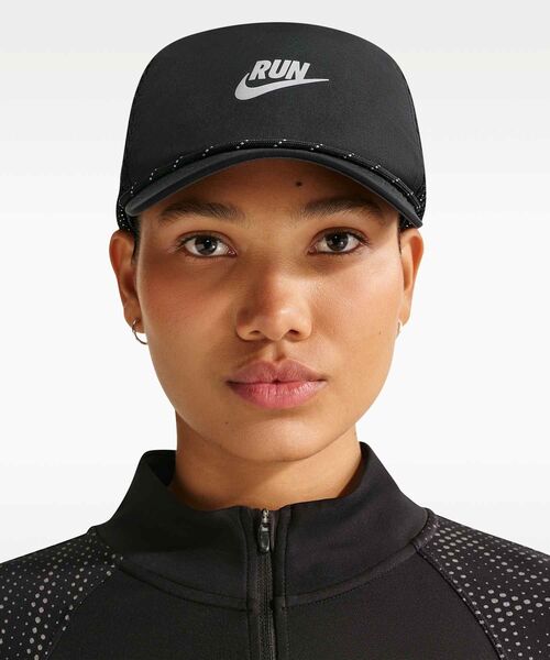 NIKE(ナイキ)の「ナイキ プロ Dri-FIT アンストラクチャード スウッシュ ラン キャップ / Nike Pro Dri-FIT Unstructured Swoosh Run Cap IO8269-010 Black(キャップ・メンズ・ブラック・L/XL/S/M/M/L)」の3枚目の写真