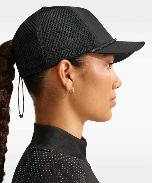 NIKE(ナイキ)の「ナイキ プロ Dri-FIT アンストラクチャード スウッシュ ラン キャップ / Nike Pro Dri-FIT Unstructured Swoosh Run Cap IO8269-010 Black(キャップ・メンズ・ブラック・L/XL/S/M/M/L)」の4枚目の写真