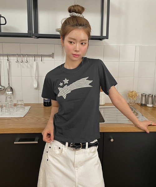 UNE MANSION(ユヌマンション)の「ストライプスターワッペンラウンドネック半袖Tシャツカットソー(Tシャツ/カットソー・レディース・ネイビー/チャコールグレー/ホワイト・FREE)」の3枚目の写真