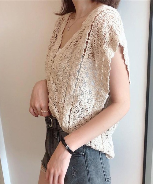 ammy.（エイミードット）の「【 ammy. / エイミードット 】 フラワー クロシェ フレンチスリーブ ニット（ベスト・レディース・ホワイト/ナチュラル・FREE）」の3枚目の写真