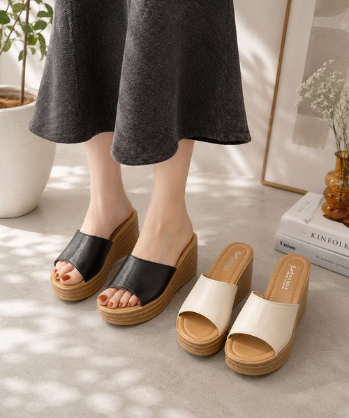Dewlily(デューリリー)の「厚底ソールでスタイルアップが叶う一足 シンプル厚底ワンベルトサンダル(サンダル・レディース・ホワイト/ブラック・35/36/37/38/39/40)」の2枚目の写真
