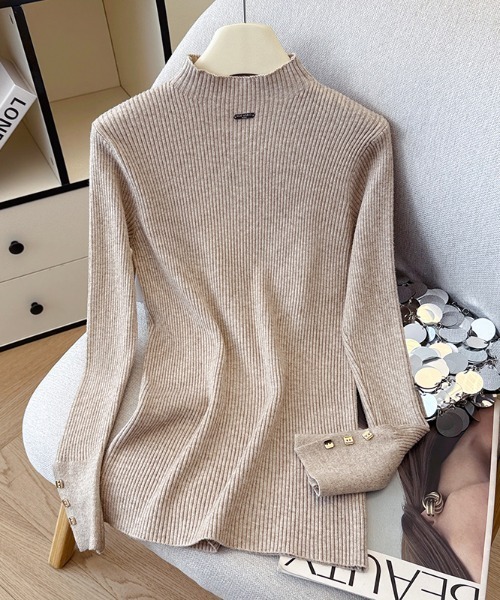 LUCPY(ラクピー)の「ゴールドボタン ハイネックリブニットトップス(ニット/セーター・レディース・ダークグリーン/ホワイト/ベージュ・FREE)」の2枚目の写真