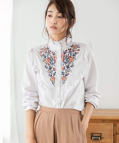 fifth(フィフス)の「刺繍ハイネックフリルブラウス(シャツ/ブラウス・レディース・ベージュ/ネイビー・MEDIUM)」の2枚目の写真