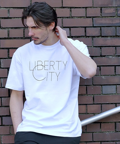 LIBERTY CITY（リバティシティ）の「【LIBERTY CITY/リバティーシティ】 [BIG C] Tシャツ（Tシャツ/カットソー・メンズ・イエロー/ブルー/ブラック/ホワイト・3/2/4）」の2枚目の写真
