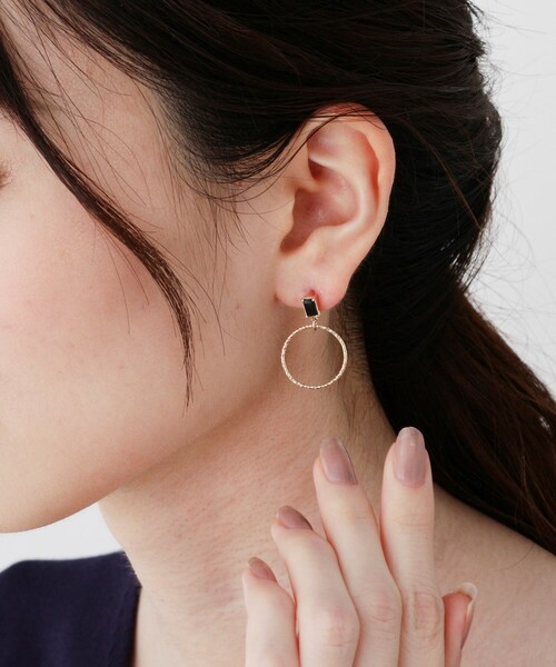 COCOSHNIK(ココシュニック)の「カラーストーン(オニキス)サークル スタッドピアス(ピアス(両耳用)・レディース・こしょう色系7・00)」の3枚目の写真