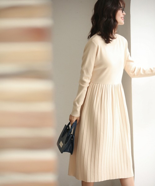 SAISON DE PAPILLON(セゾンドパピヨン)の「ハイネックウエスト切り替えプリーツニットワンピース(ワンピース・レディース・ブラック/グレー/ブルー/アイボリー/ブラウン/ブルー系その他/ネイビー/ベージュ・M/L)」の11枚目の写真