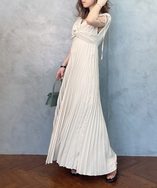 EIMY ISTOIRE(エイミーイストワール)の「ツイストポイントプリーツワンピース(ワンピース・レディース・ピンク/ベージュ/イエロー/ブラック・SMALL/MEDIUM)」の13枚目の写真