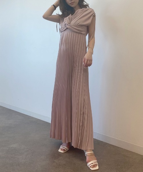 EIMY ISTOIRE(エイミーイストワール)の「ツイストポイントプリーツワンピース(ワンピース・レディース・ピンク/ベージュ/イエロー/ブラック・SMALL/MEDIUM)」の17枚目の写真