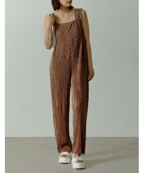 Re:EDIT（リエディ）の「グロッシープリーツリラックスサロペット（サロペット/オーバーオール・レディース・ブラック/ブラウン/グレイッシュベージュ・MEDIUM/LARGE/SHORT）」の3枚目の写真