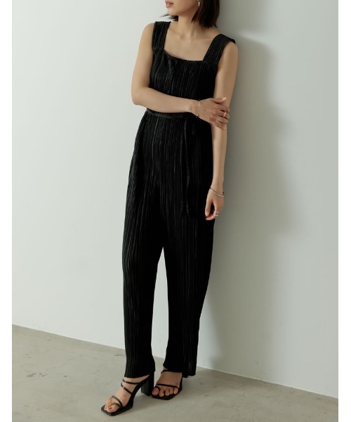 Re:EDIT（リエディ）の「グロッシープリーツリラックスサロペット（サロペット/オーバーオール・レディース・ブラック/ブラウン/グレイッシュベージュ・MEDIUM/LARGE/SHORT）」の4枚目の写真