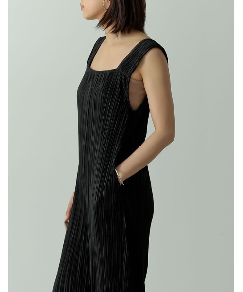 Re:EDIT（リエディ）の「グロッシープリーツリラックスサロペット（サロペット/オーバーオール・レディース・ブラック/ブラウン/グレイッシュベージュ・MEDIUM/LARGE/SHORT）」の5枚目の写真
