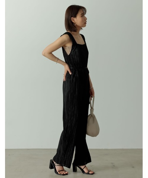 Re:EDIT（リエディ）の「グロッシープリーツリラックスサロペット（サロペット/オーバーオール・レディース・ブラック/ブラウン/グレイッシュベージュ・MEDIUM/LARGE/SHORT）」の6枚目の写真