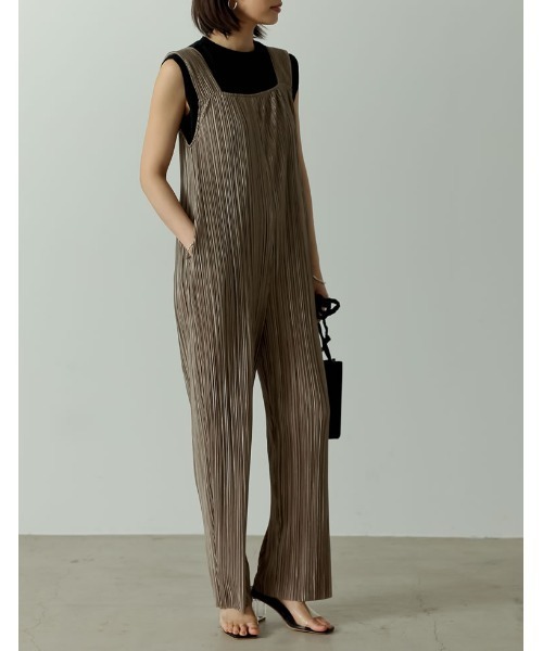 Re:EDIT（リエディ）の「グロッシープリーツリラックスサロペット（サロペット/オーバーオール・レディース・ブラック/ブラウン/グレイッシュベージュ・MEDIUM/LARGE/SHORT）」の9枚目の写真