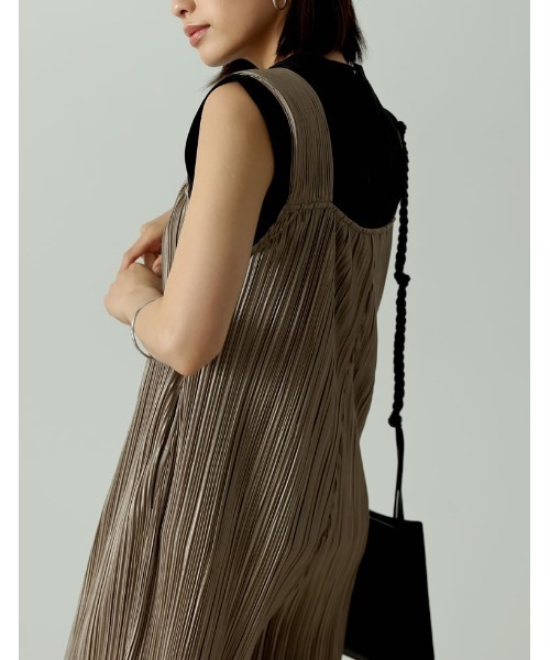 Re:EDIT（リエディ）の「グロッシープリーツリラックスサロペット（サロペット/オーバーオール・レディース・ブラック/ブラウン/グレイッシュベージュ・MEDIUM/LARGE/SHORT）」の10枚目の写真