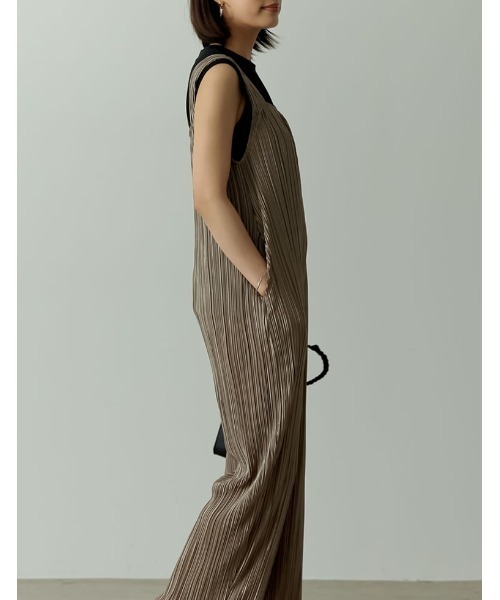 Re:EDIT（リエディ）の「グロッシープリーツリラックスサロペット（サロペット/オーバーオール・レディース・ブラック/ブラウン/グレイッシュベージュ・MEDIUM/LARGE/SHORT）」の12枚目の写真