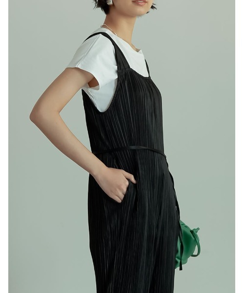 Re:EDIT（リエディ）の「グロッシープリーツリラックスサロペット（サロペット/オーバーオール・レディース・ブラック/ブラウン/グレイッシュベージュ・MEDIUM/LARGE/SHORT）」の21枚目の写真