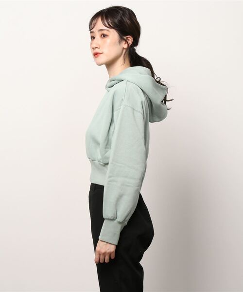 PUMA（プーマ）の「PUMA CLASSICS FASHION CROP HOODIE F / プーマ クラシックス ファッション クロップ フーディー（パーカー・レディース・ブラック/ベージュ/グレー・M/S）」の5枚目の写真