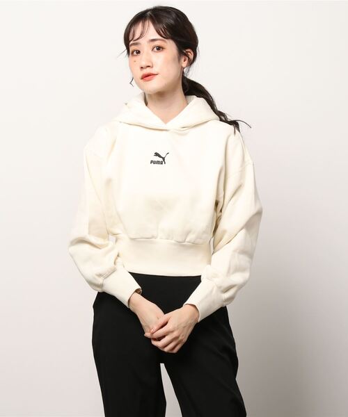 PUMA（プーマ）の「PUMA CLASSICS FASHION CROP HOODIE F / プーマ クラシックス ファッション クロップ フーディー（パーカー・レディース・ブラック/ベージュ/グレー・M/S）」の4枚目の写真