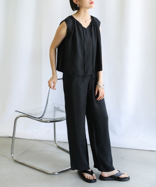 select MOCA（セレクトモカ）の「2021 SS スムースサテン2wayノースリーブトップス＆リラックスパンツセットアップ（セットアップ・レディース・ブラック/ベージュ・FREE）」の2枚目の写真