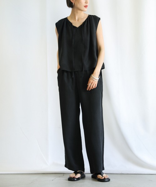 select MOCA（セレクトモカ）の「2021 SS スムースサテン2wayノースリーブトップス＆リラックスパンツセットアップ（セットアップ・レディース・ブラック/ベージュ・FREE）」の3枚目の写真