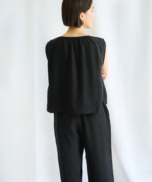 select MOCA（セレクトモカ）の「2021 SS スムースサテン2wayノースリーブトップス＆リラックスパンツセットアップ（セットアップ・レディース・ブラック/ベージュ・FREE）」の9枚目の写真