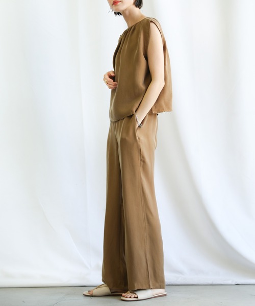 select MOCA（セレクトモカ）の「2021 SS スムースサテン2wayノースリーブトップス＆リラックスパンツセットアップ（セットアップ・レディース・ブラック/ベージュ・FREE）」の13枚目の写真