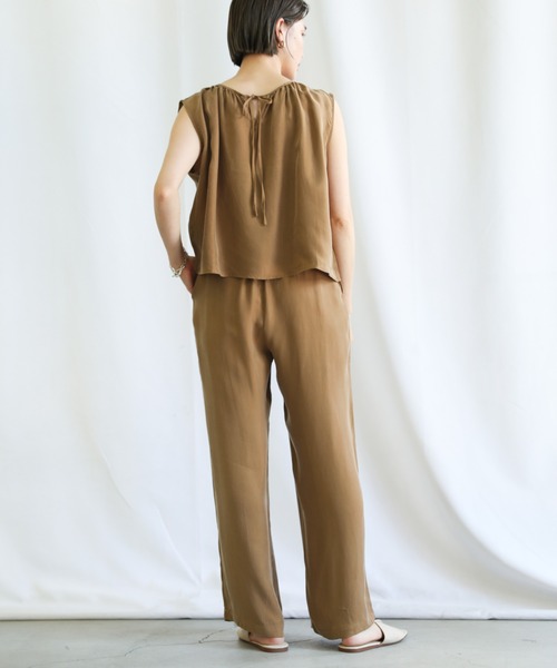 select MOCA（セレクトモカ）の「2021 SS スムースサテン2wayノースリーブトップス＆リラックスパンツセットアップ（セットアップ・レディース・ブラック/ベージュ・FREE）」の4枚目の写真